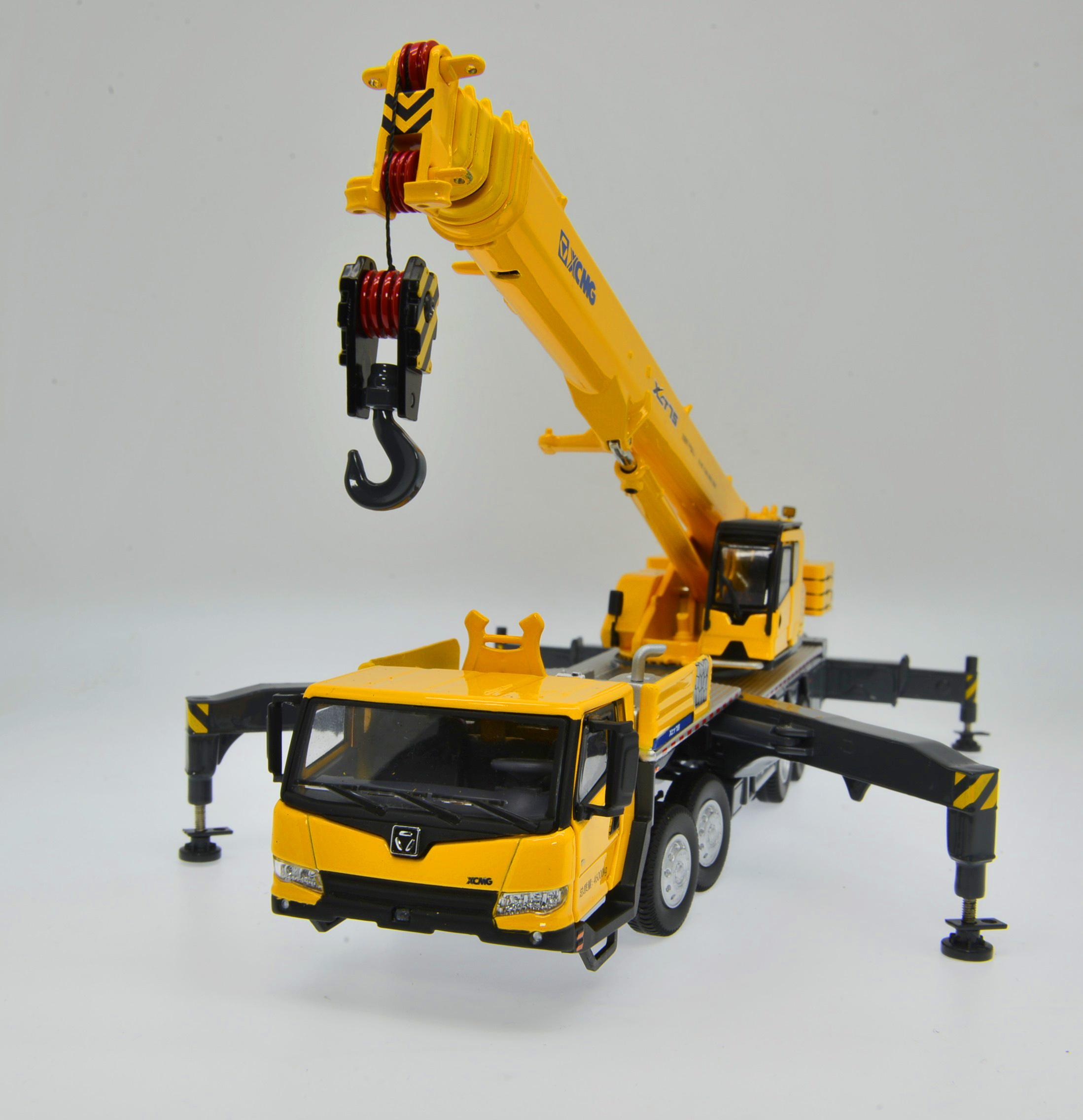 XCMG Truck Crane XCT75 Model (1:50)